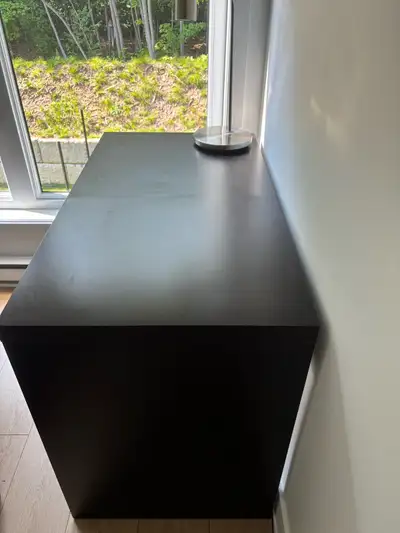 En mélanine couleur brun-noir Largeur: 39 pouces Profondeur: 21.5 pouces Hauteur: 29 pouces À une ta...