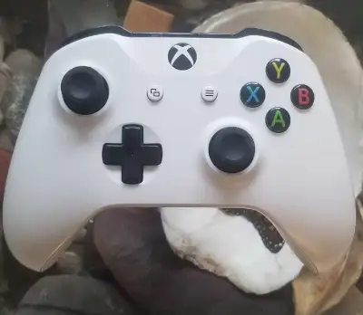 Genuine Xbox One Wireless Controller - Works but no USB, View more