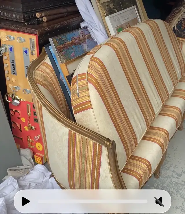 Italian Antique Sofa in Couches & Futons in Markham / York Region - Image 4