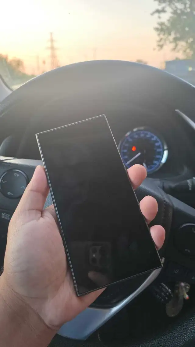 Samsung S24 Ultra 256gb Unlocked in Cell Phones in Windsor Region - Image 3