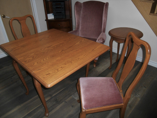 Table en chêne massif + 2 chaises + table d'appoint ronde dans Mobilier de salle à manger et cuisine  à Lanaudière - Image 2