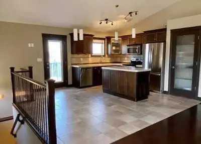 Stunning 3 bed/2 bath main floor in Ryder's Ridge for rent!