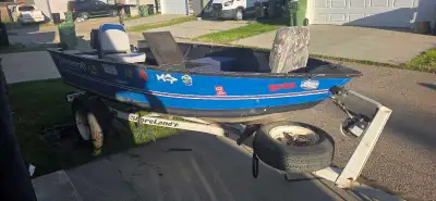 Durable aluminum Princecraft Springbok Ungava 12' fishing boat has a blue and black exterior. This b...