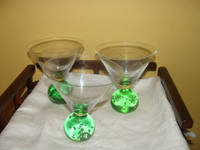 3 jolies coupes en verres, couleur vert, base en verre souffle