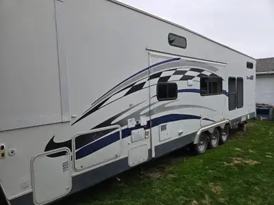 2006 Fleetwood Gearbox Toy Hauler fifth wheel tri axle. Has 10' garage with beds that store away, 12...