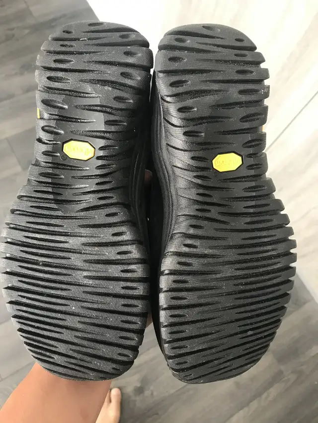 Women’s Uggs + Vibram Waterproof Boots Size 6.5 in Women's - Shoes in Markham / York Region - Image 3