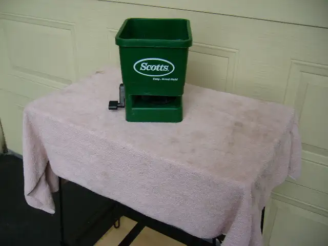 Epandeur Scotts a main. Vert. Tres propre. in Outdoor Tools & Storage in Longueuil / South Shore - Image 3