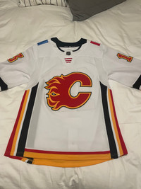  Outerstuff Johnny Gaudreau Calgary Flames #13 Red Yellow Kids  Youth 4-20 Home Replica Jersey (4-7) : Sports & Outdoors