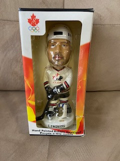 Gretzky Bobble Head Plus in Arts & Collectibles in Mississauga / Peel Region - Image 2