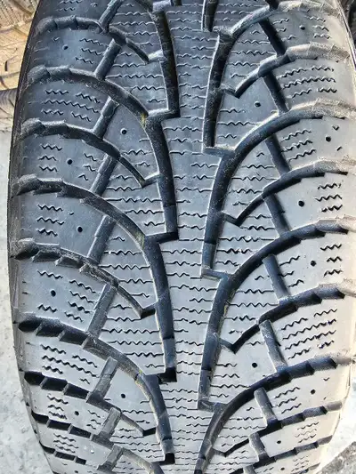 1 Hankook winter tire 205/55/R16 in good condition, no patch, no damage, lots of thread left