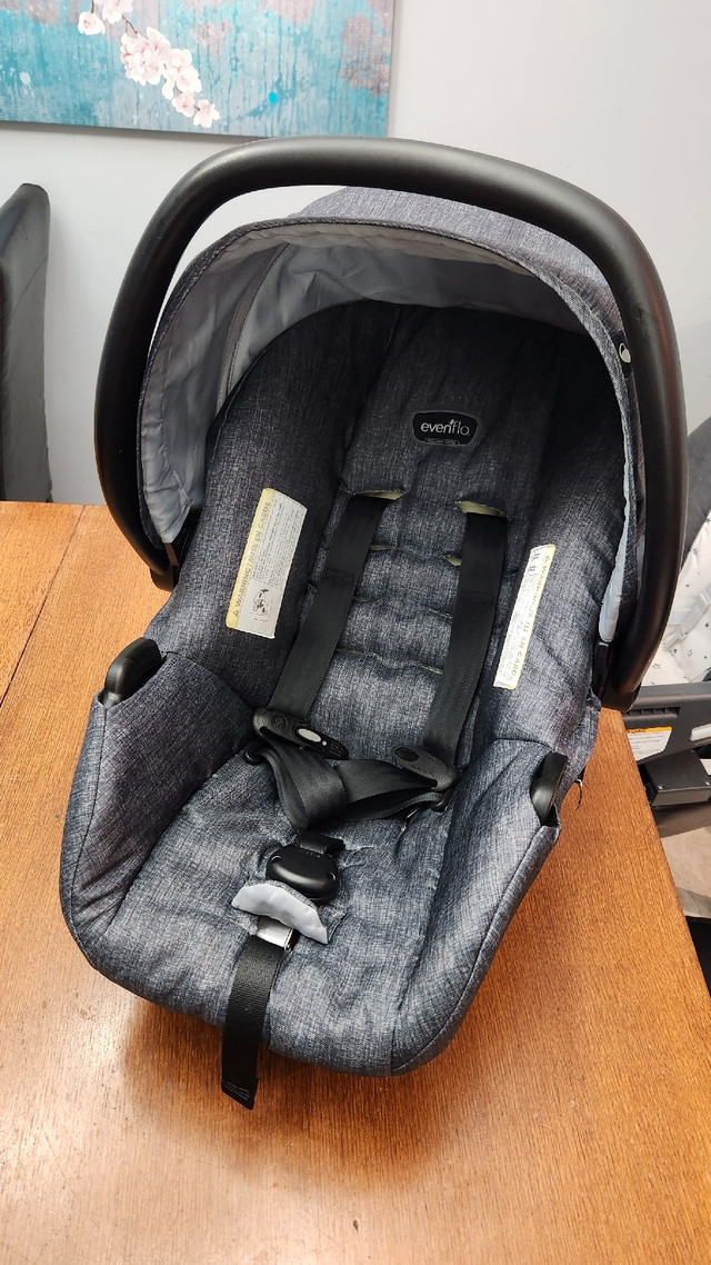 Evenflo Litemax 35 bucket seat and car base in Strollers, Carriers & Car Seats in Corner Brook - Image 2