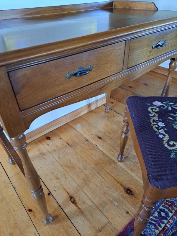 Gibbards Writing Desk with Chair Desks Napanee Kijiji