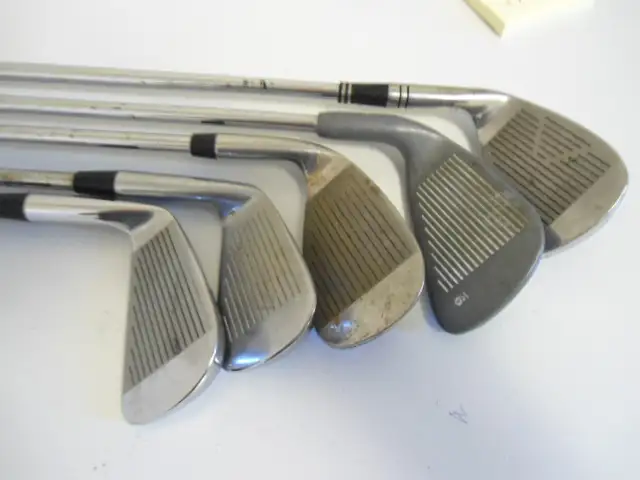 SET OF MEN'S RIGHT HANDED GOLF CLUBS WITH BAG   21 in Golf in Sudbury - Image 10
