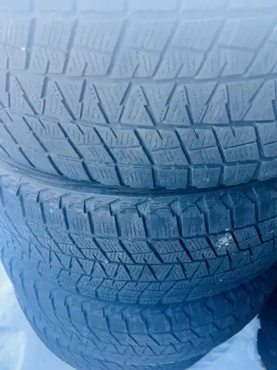 225/65/17 bridgestone winter tires in very good shape pls contact me at +1 (416) 500-1405 thank you...