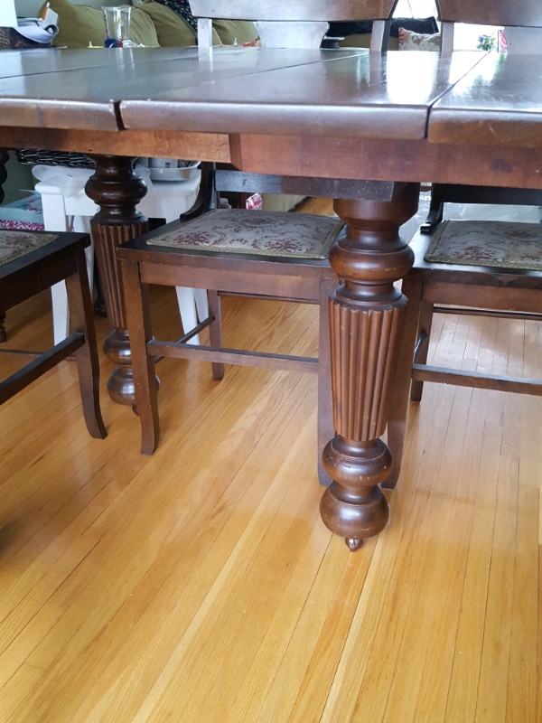Quebec farmhouse dining room table with 6 chairs in Dining Tables & Sets in City of Toronto - Image 2