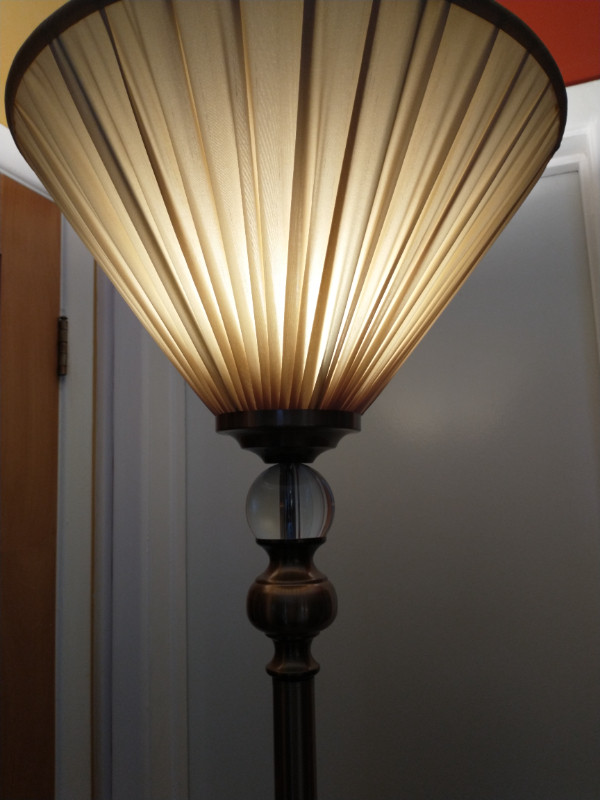 Torchiere style floor lamp. in Indoor Lighting & Fans in Oakville / Halton Region - Image 2