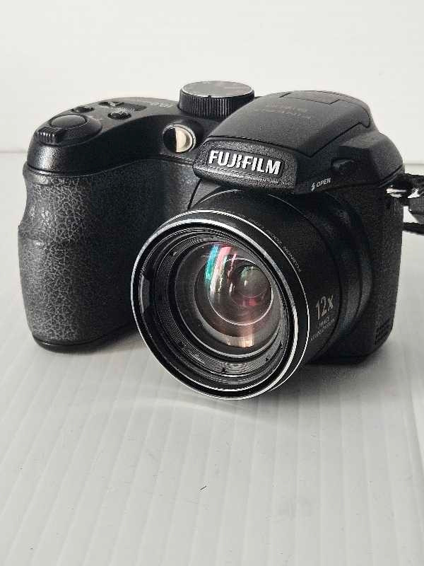 Fujifilm FinePix S1500 10-MP Digital Camara-TAKES 4-AA BATTERIES dans Appareils photo et caméras  à Ville de Montréal - Image 4