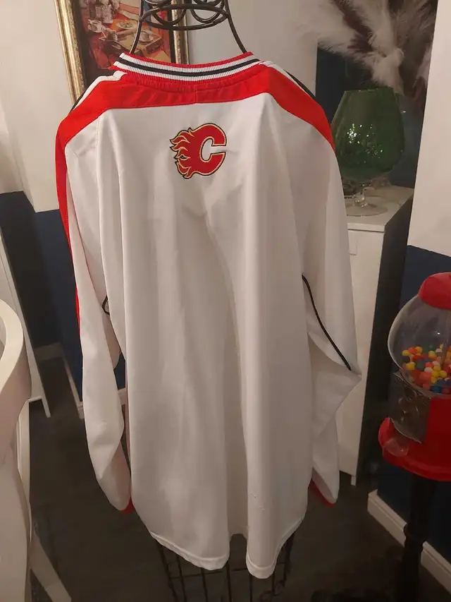 Calgary Flames youth jersey xl in Other in Calgary - Image 5