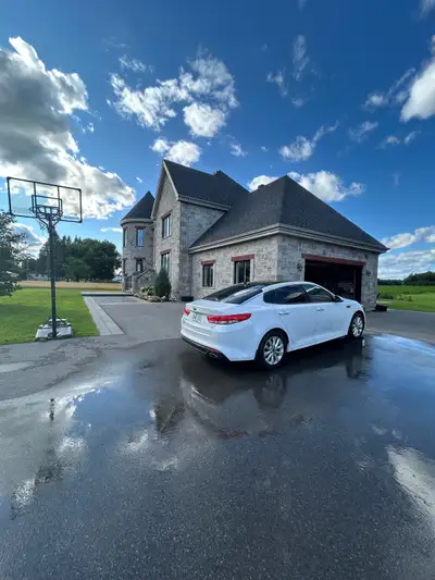 Voici une Kia Optima EX 2016 bien entretenue, équipée d'un moteur GDI performant, idéale pour allier...