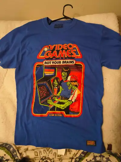 Get ready to rot your brains with this pre-owned Steven Rhodes t-shirt, featuring a playful video ga...