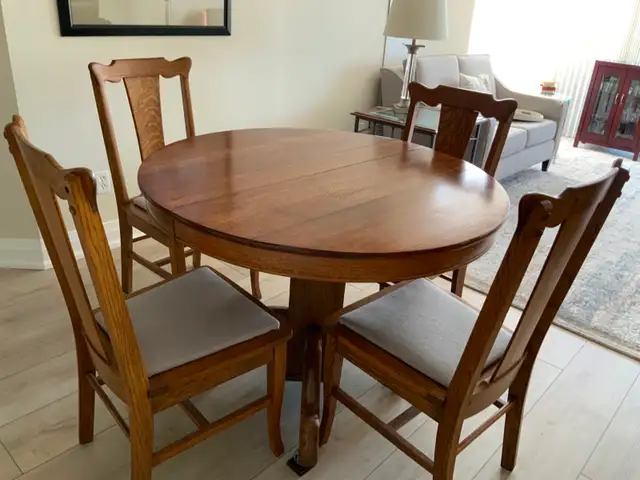 Reduced $175 !!!!! entire set in Dining Tables & Sets in Hamilton - Image 3