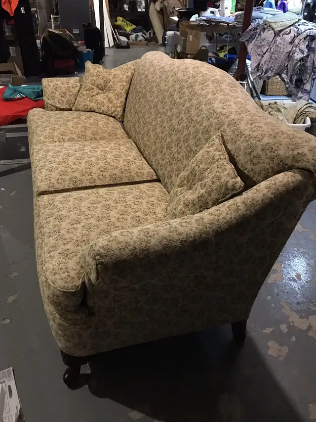 Must sell - Pristine Antique sofa/ couch - price greatly reduced in Couches & Futons in Kingston - Image 3