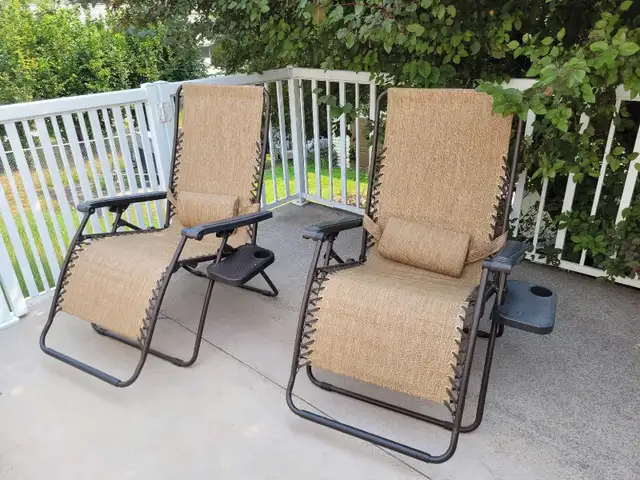 2 ZERO GRAVITY CHAIRS