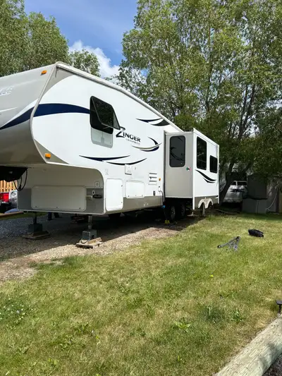2012 Zinger 31 foot, Rear Living, couples 5th Wheel RV. Very clean inside and out. 10 ply tires, tin...