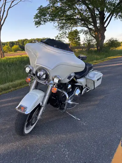 Great bike looks (pearl ) and sounds great, everything works, Bluetooth radio , LED headlights and t...