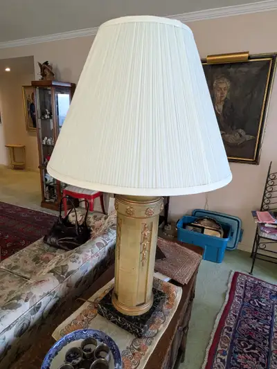 Decorative baroque-style table lamp, View more