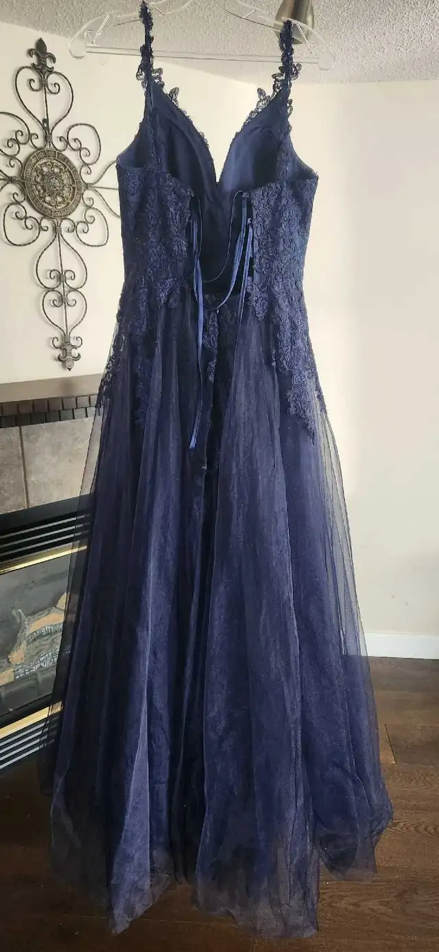 Beautiful Oksana grad dress. Size 4-6. in Women's - Dresses & Skirts in Calgary - Image 4