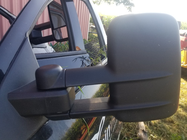 Chevrolet tow mirrors in Auto Body Parts in Barrie