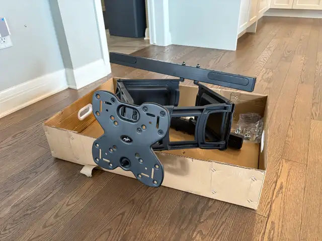 TV Wall Mount in Video & TV Accessories in Ottawa - Image 4