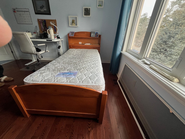 Bedroom furniture set in Multi-item in Ottawa - Image 2