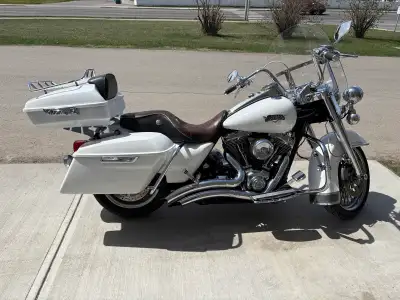 Selling a comfortable and dependable Road King. This bike has high Km and has seen a lot of great ri...