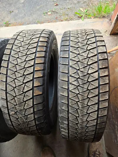 Pneus Bridgestone Blizzak 2 à 7/32 2 à 6/32 (un plus usé au centre, voir photo) 120$ pour les quatre...