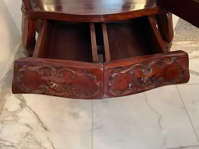 Antique Mahogany China Cabinet – Queen Anne Style w/ Brass Key in Arts & Collectibles in City of Toronto - Image 6