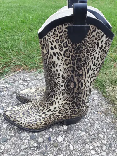 Womens fashion rain boots, lepoard cowboy style cute boot Size 8 Worn once None smoking home -Pick u...