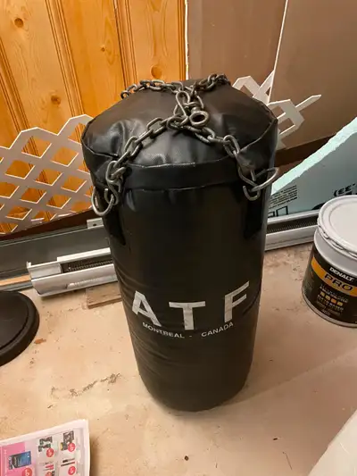 Sac de boxe noir, punching bag.