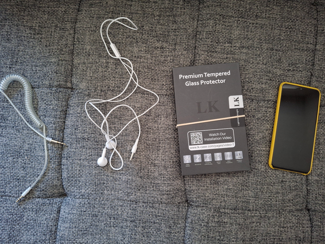 Huawei P30 Lite (MAR-LX3A), screen protector, case, ear buds in Cell Phones in Delta/Surrey/Langley - Image 4