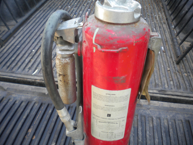Levitt Safety Limited Fire Extinguisher Vintage FOR DISPLAY ONLY in Arts & Collectibles in Oakville / Halton Region - Image 4