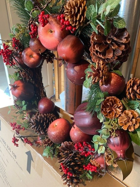 Lovely Christmas Wreath with Apples, Pomegranates, Pinecones in Other in Gatineau - Image 3