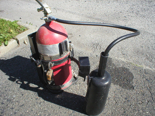 NEUF EXTINCTEUR CO2 FIRE EXTINGUISHER NEW INCENDIE FEU dans Autres équipements commerciaux et industriels  à Longueuil/Rive Sud - Image 3