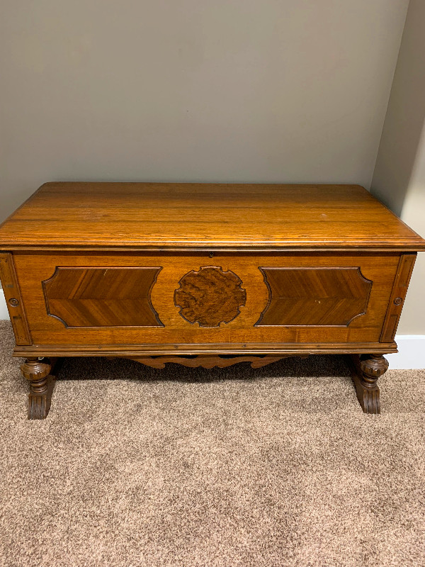 Cedar chest, antique solid wood. in Dressers & Wardrobes in Grand Bend