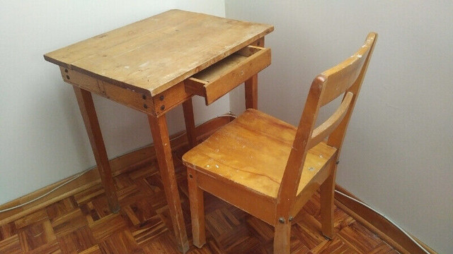 Antique student Desk and chair dans Bureaux  à Ville de Montréal