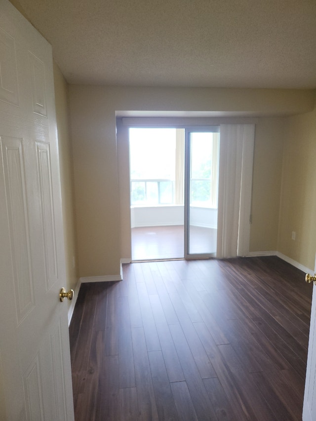 430 mclevin ,1 bdrm plus den Condo Apartment Rent + Parking Long Term