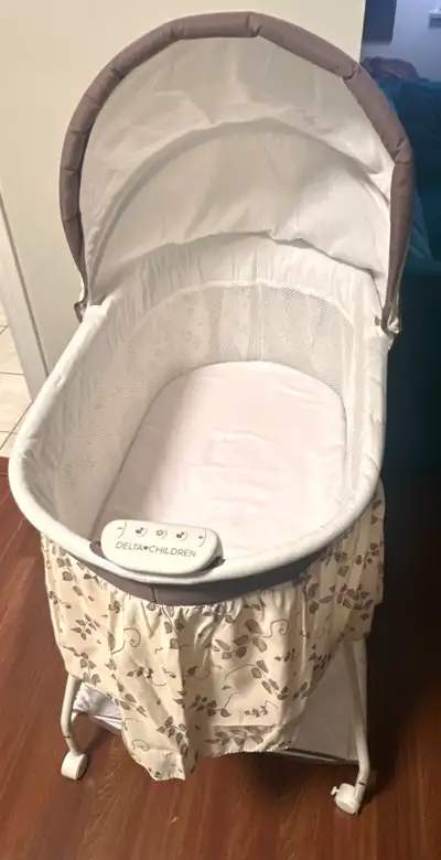 Delta Children Deluxe Sweet Beginnings Bassinet - Falling Leaves - gently used, in excellent conditi...