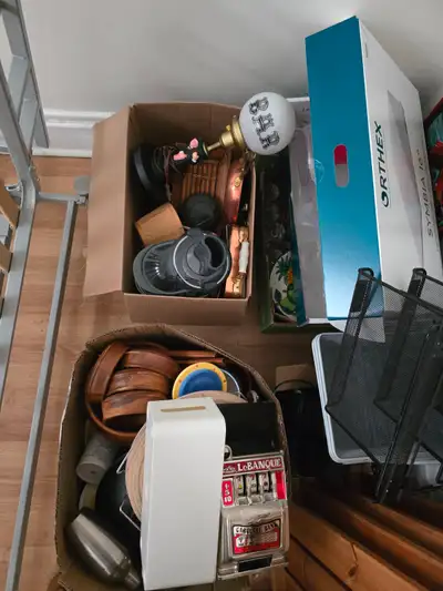 Divers objets à donner | Various free stuff - ON HOLD, View more