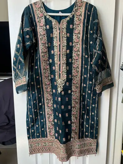 Doesn’t fit me anymore Size Medium Condition brand new Cash only Pick up near Milton/Mississauga