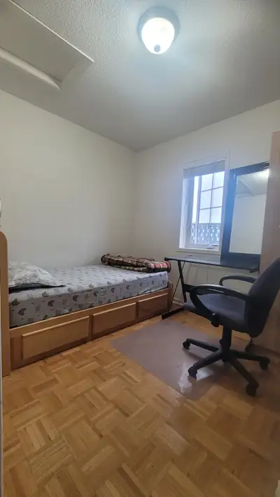 YORK University Student Room – Assiniboine Rd & Haynes Av Private Room in York village, just in fron...